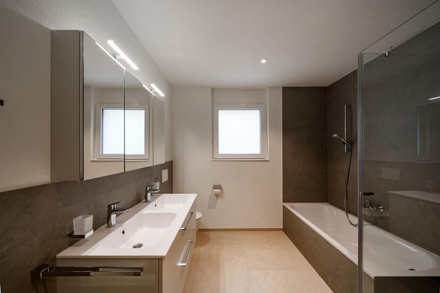 3.5 Room New Apartment! Modern, Central and in the Green! - Photo 8 of 10