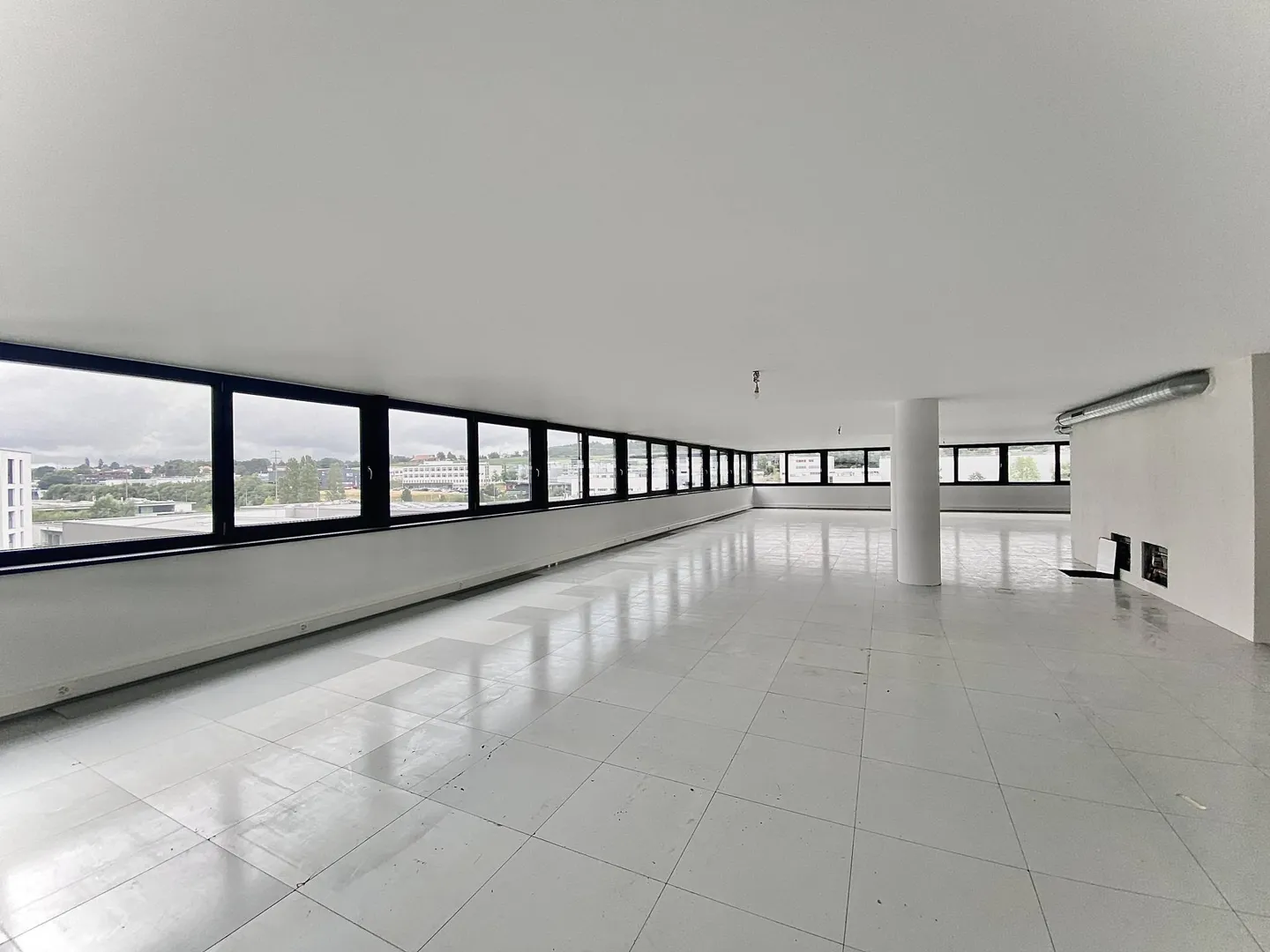 Mixed-use building for rent - Photo 6 of 7
