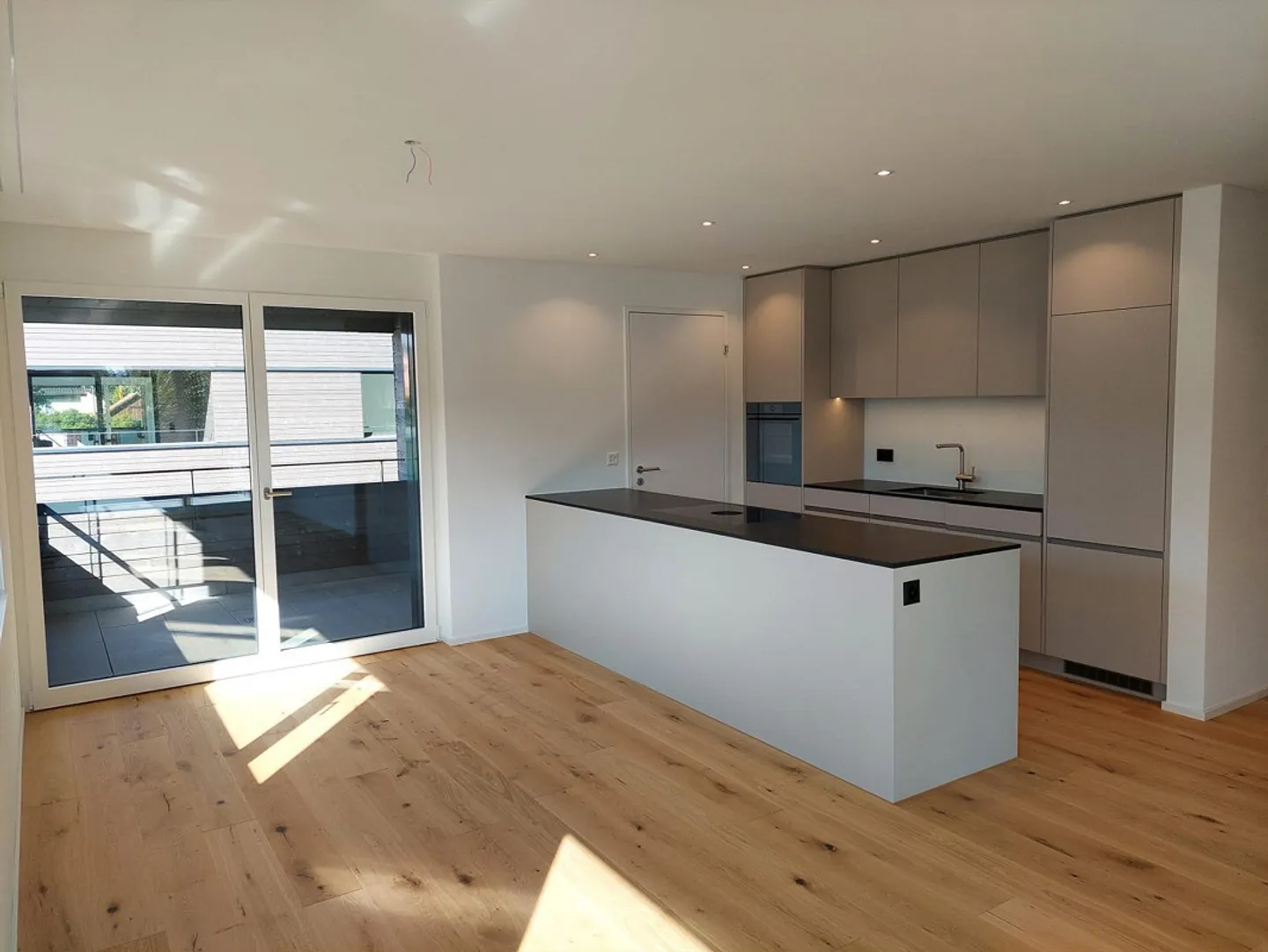 Appartamento di nuova costruzione con due balconi e vista lago - Foto 2 di 12