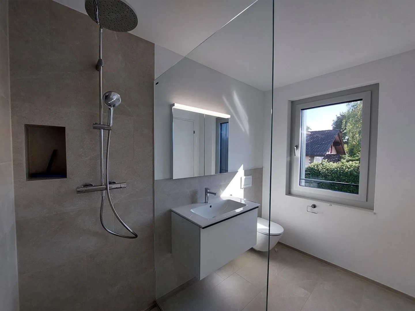 Appartamento di nuova costruzione con due balconi e vista lago - Foto 4 di 12
