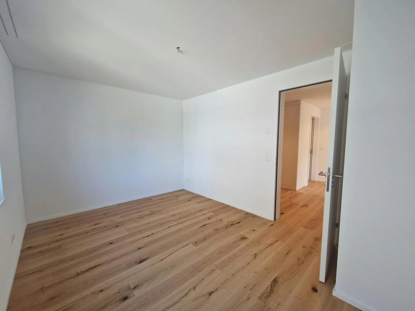 Appartamento di nuova costruzione con due balconi e vista lago - Foto 7 di 12