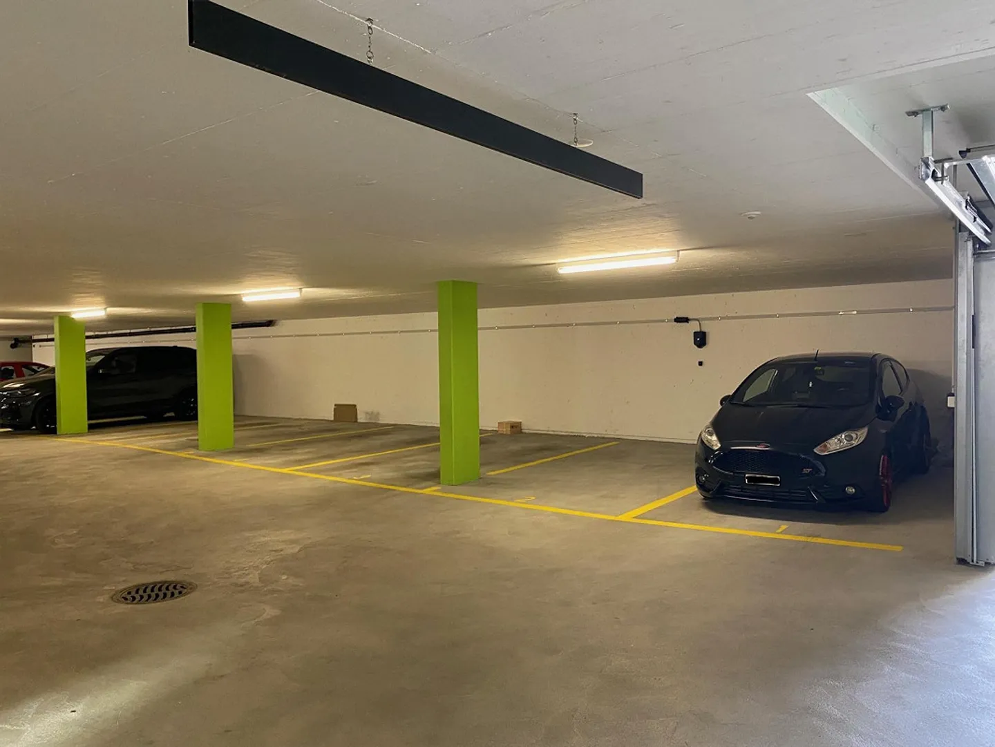 Place de parking souterrain avec ou sans votre propre station de recharge e? - Photo 1 sur 4