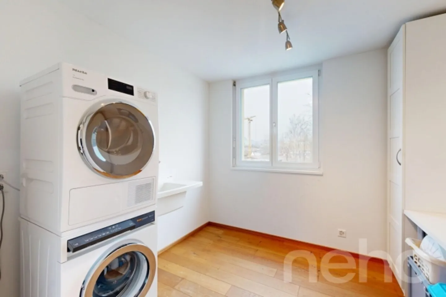 Top-maintained property with living comfort and commercial potential - Photo 8 of 13