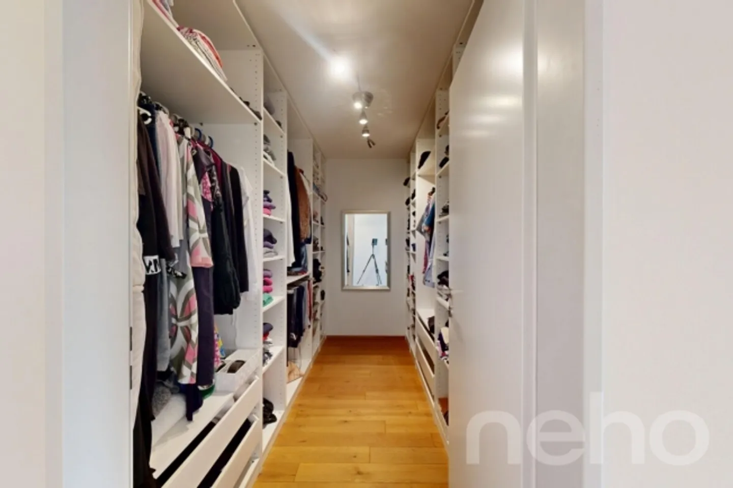 Top-maintained property with living comfort and commercial potential - Photo 9 of 13
