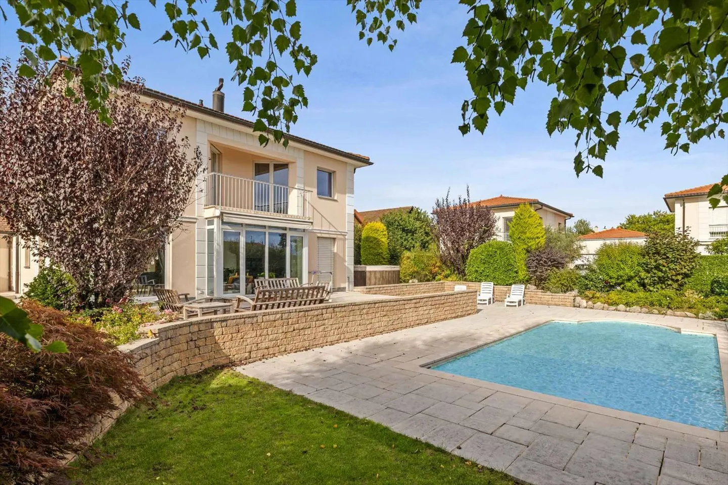 Elegante Familienvilla mit Pool und idyllischem Garten - Foto 1 von 13