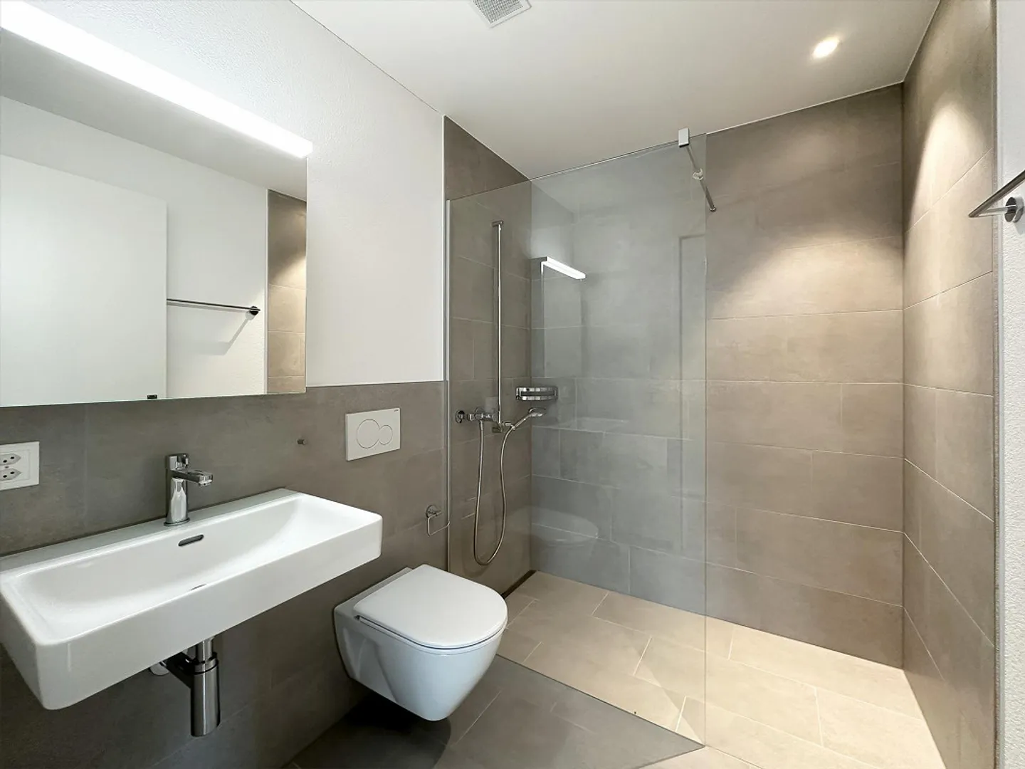 Living in a new & modern apartment! - Photo 4 of 7