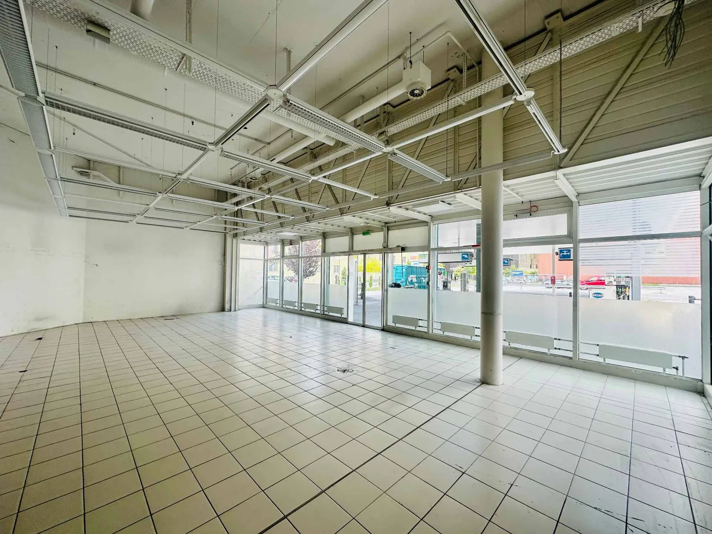 Arcade of 85 m2 ideally located in Sion - Photo 3 of 4