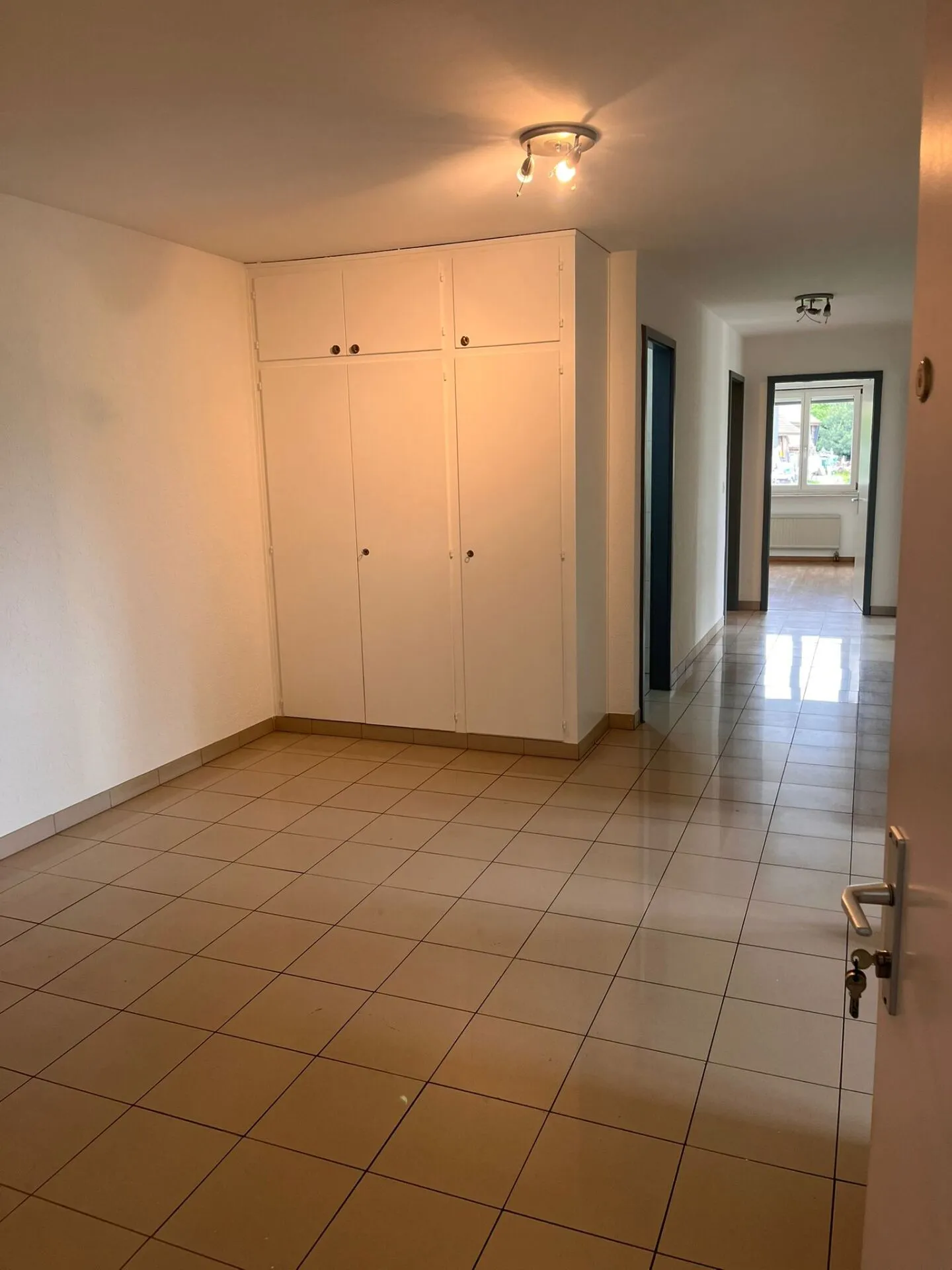 Spacious 4.5 room apartment for rent in a peaceful and green setting in Villaraboud - Photo 2 of 19