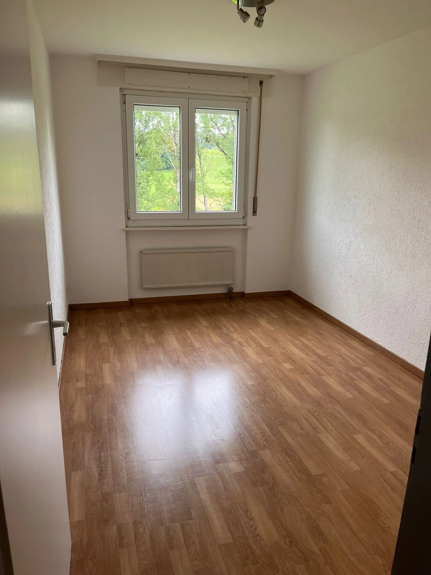 Spacious 4.5 room apartment for rent in a peaceful and green setting in Villaraboud - Photo 7 of 19