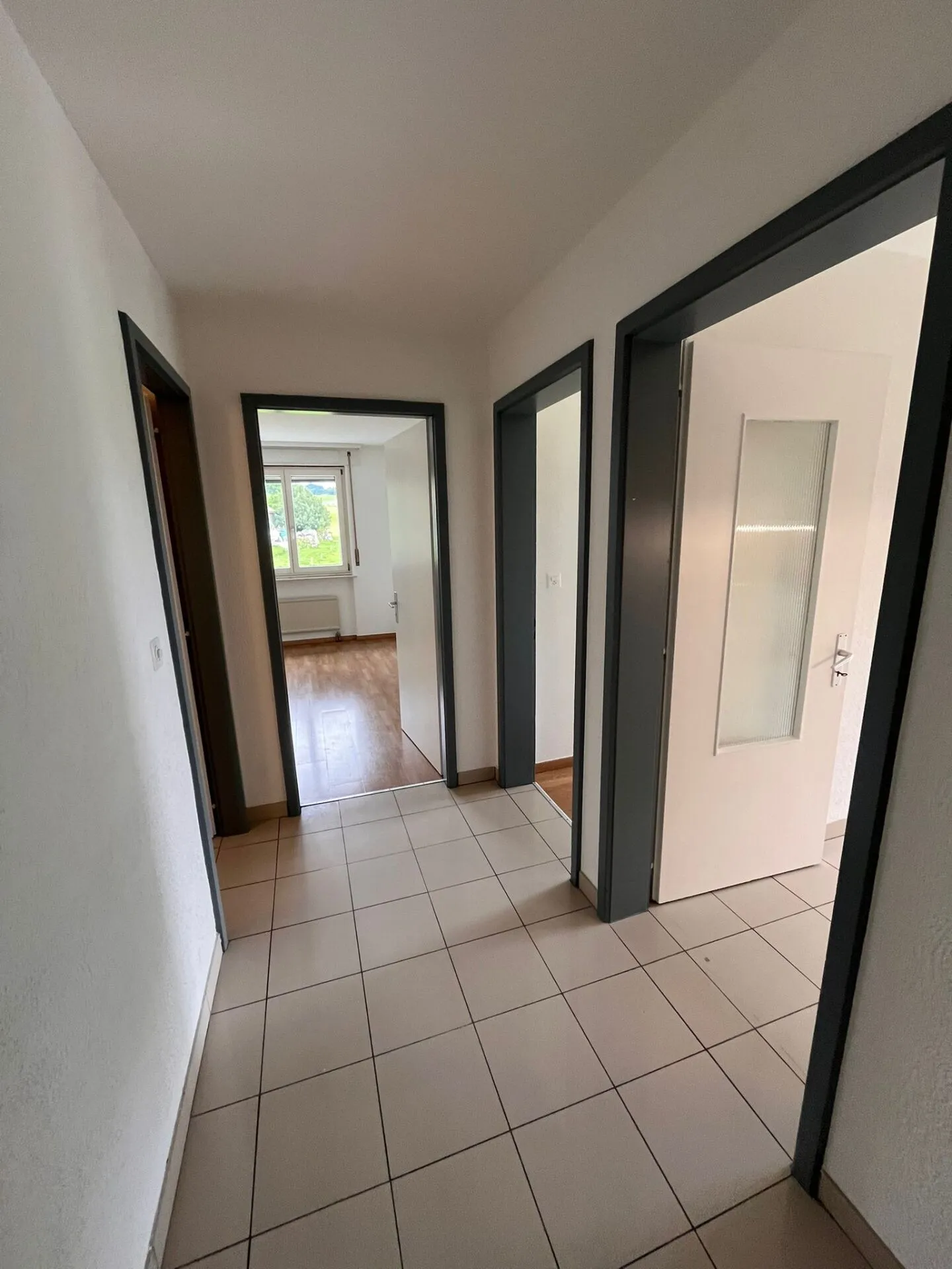 Spacious 4.5 room apartment for rent in a peaceful and green setting in Villaraboud - Photo 3 of 19