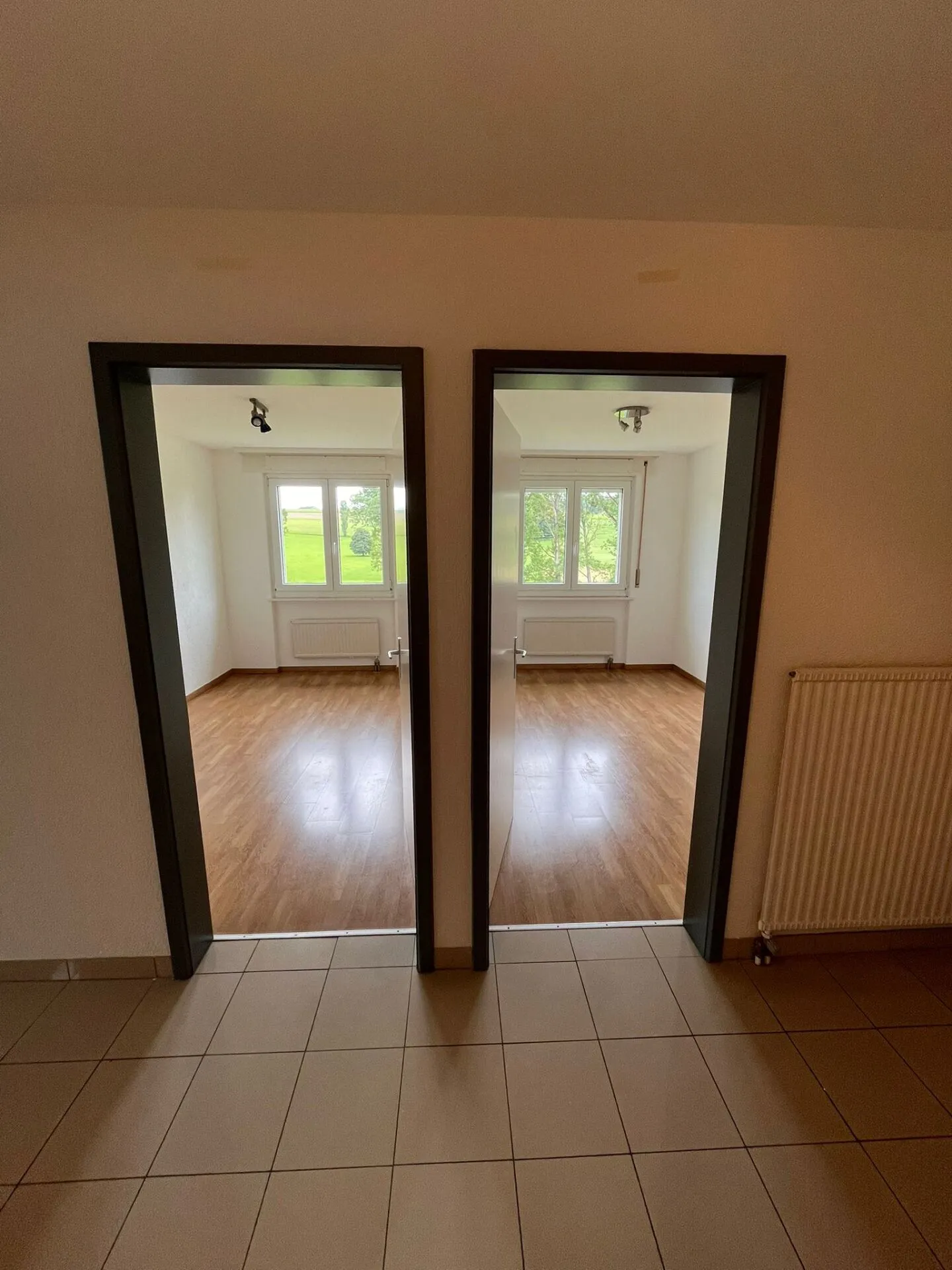 Spacious 4.5 room apartment for rent in a peaceful and green setting in Villaraboud - Photo 5 of 19