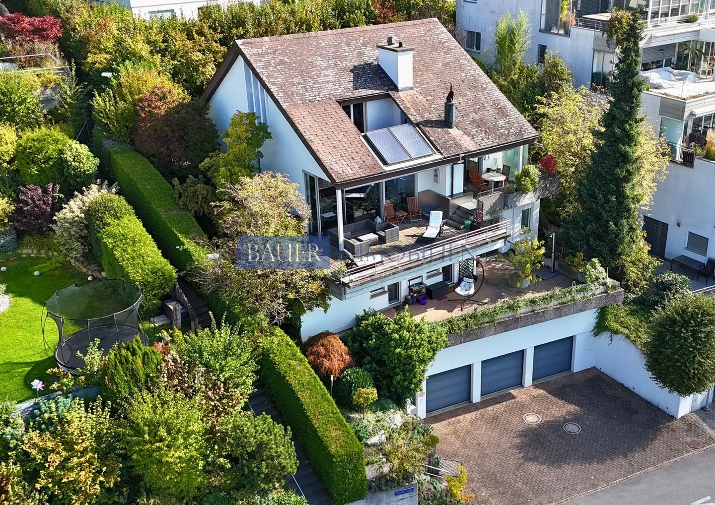 Maison individuelle élégante de 7,5 pièces avec piscine, vue panoramique et oasis de bien-être élégante - Photo 1 sur 8