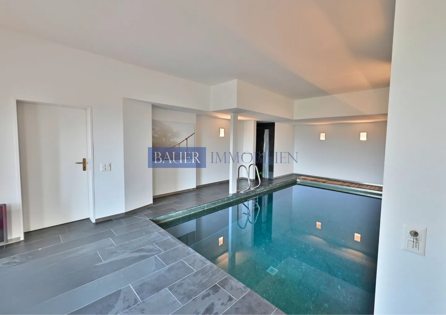 Maison individuelle élégante de 7,5 pièces avec piscine, vue panoramique et oasis de bien-être élégante - Photo 3 sur 8