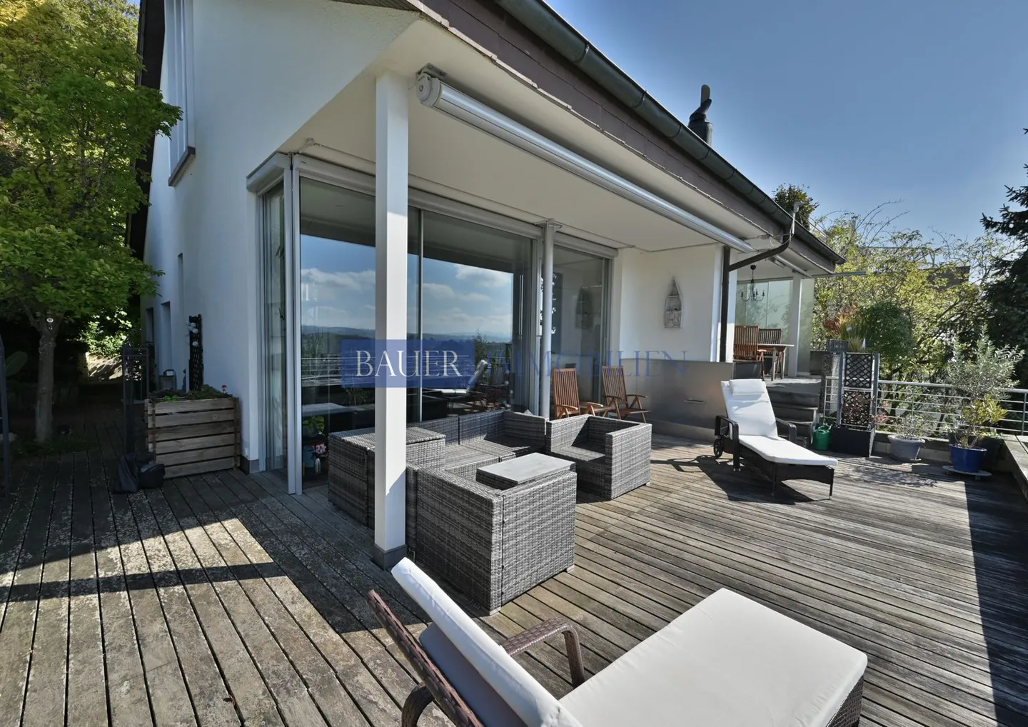 Maison individuelle élégante de 7,5 pièces avec piscine, vue panoramique et oasis de bien-être élégante - Photo 4 sur 8