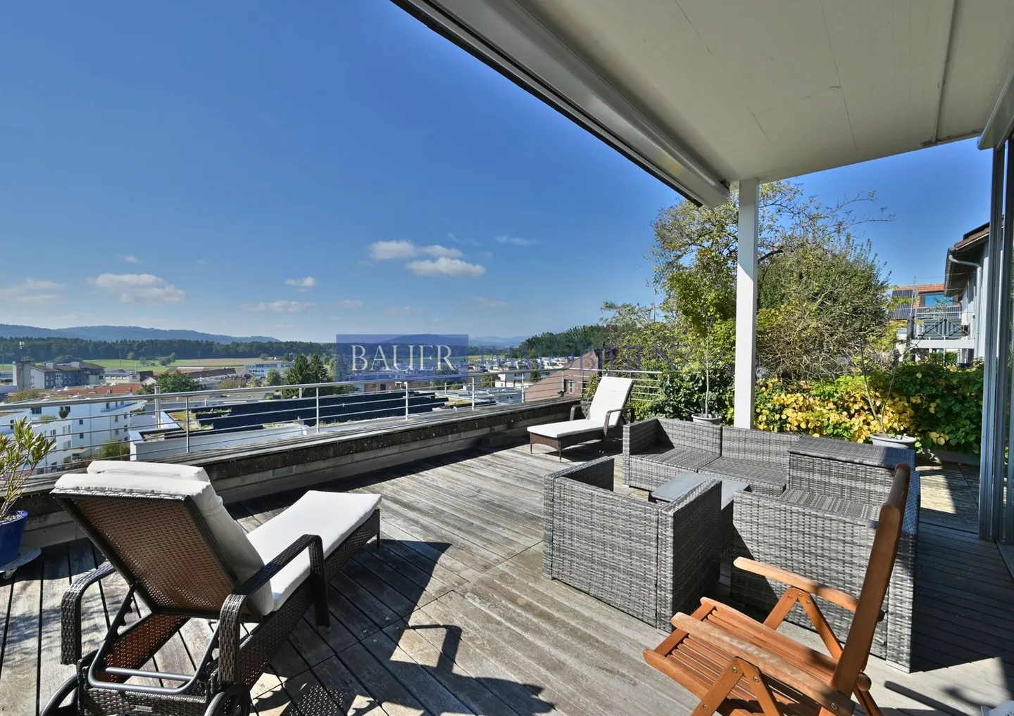 Maison individuelle élégante de 7,5 pièces avec piscine, vue panoramique et oasis de bien-être élégante - Photo 5 sur 8