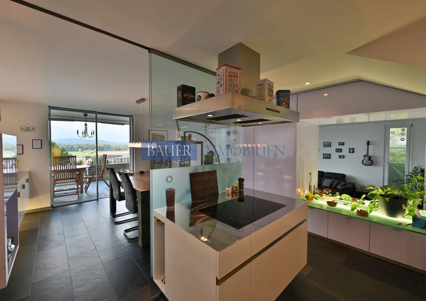 Maison individuelle élégante de 7,5 pièces avec piscine, vue panoramique et oasis de bien-être élégante - Photo 7 sur 8