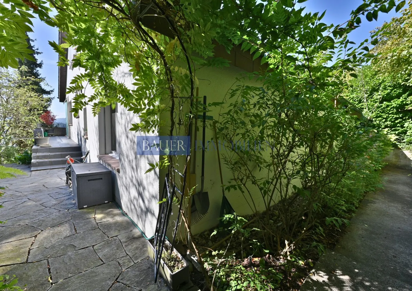 Maison individuelle élégante de 7,5 pièces avec piscine, vue panoramique et oasis de bien-être élégante - Photo 8 sur 8