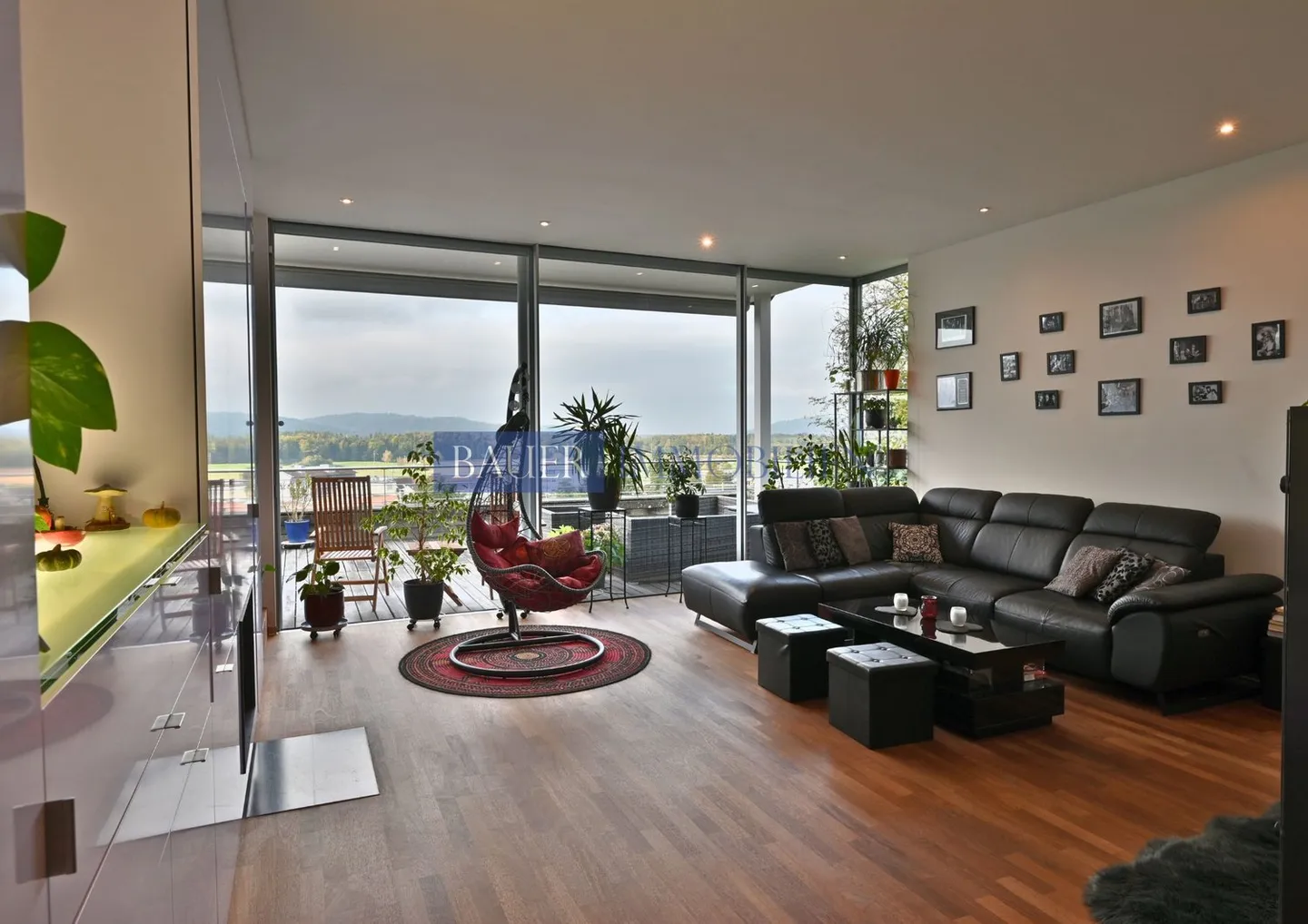 Maison individuelle élégante de 7,5 pièces avec piscine, vue panoramique et oasis de bien-être élégante - Photo 2 sur 8