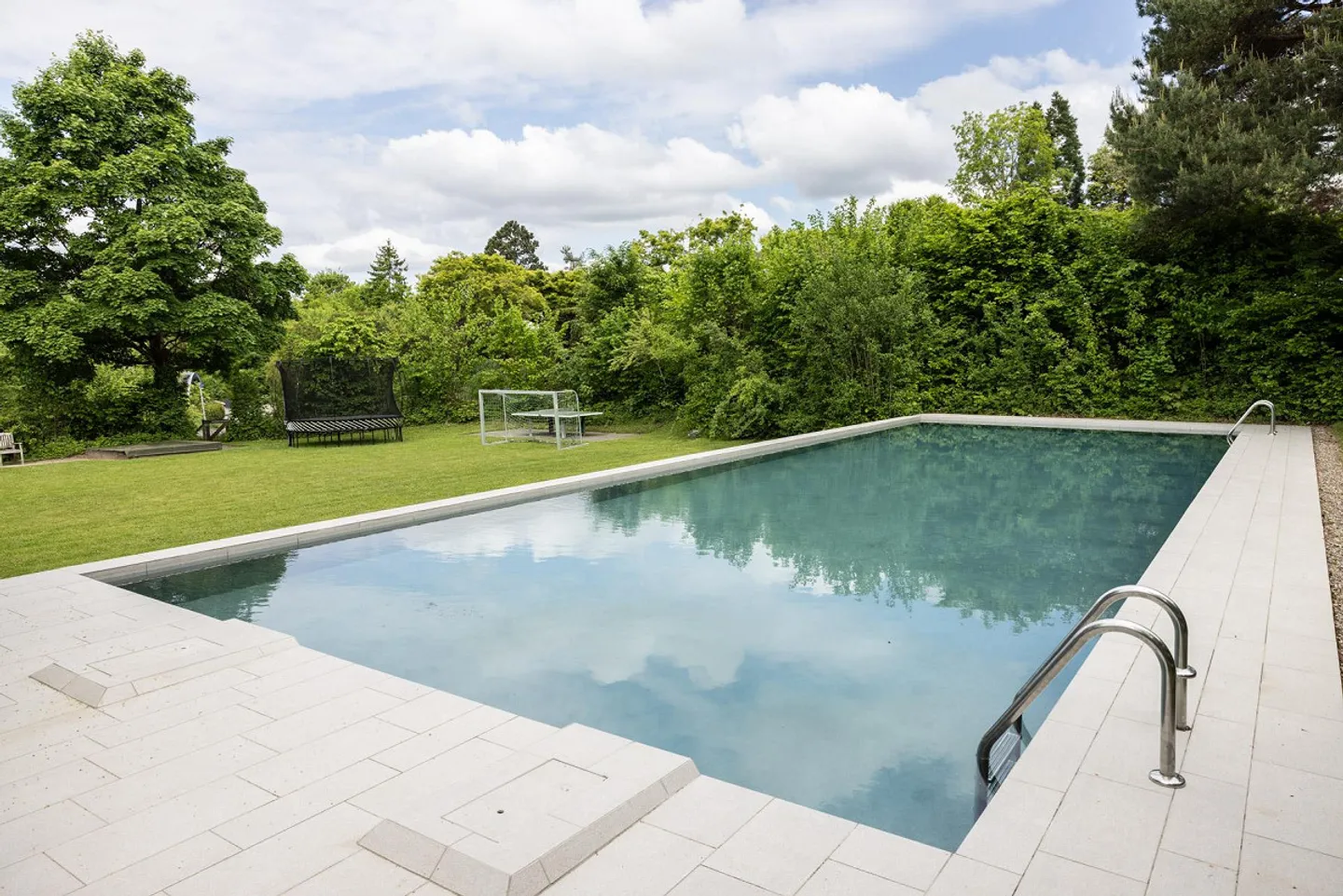 Idyllic 9-Room Corner House in the Green. - Photo 3 of 4