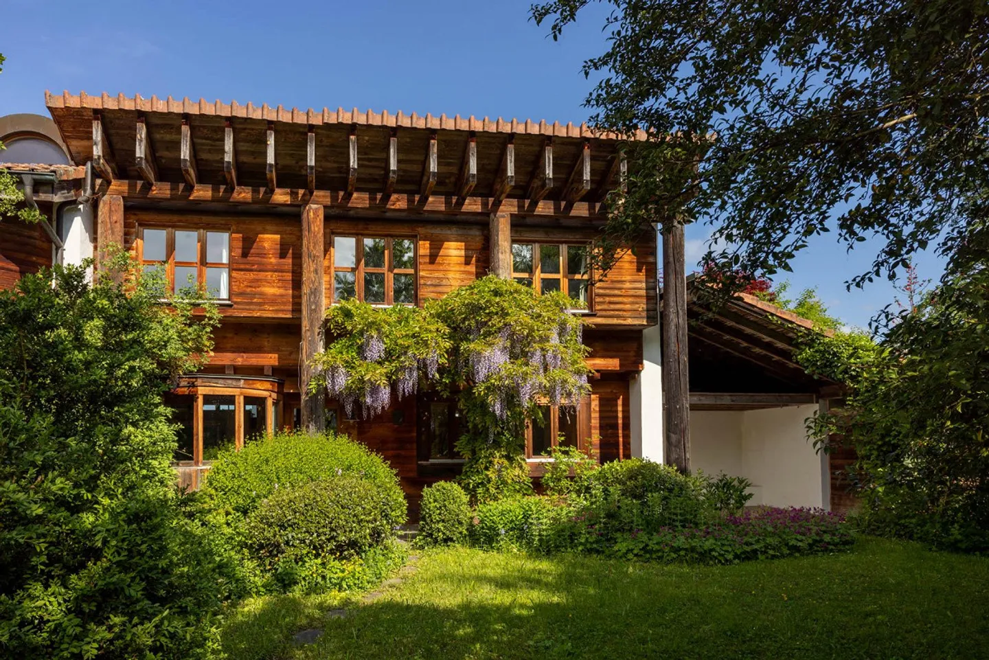 Idyllic 9-Room Corner House in the Green. - Photo 2 of 4
