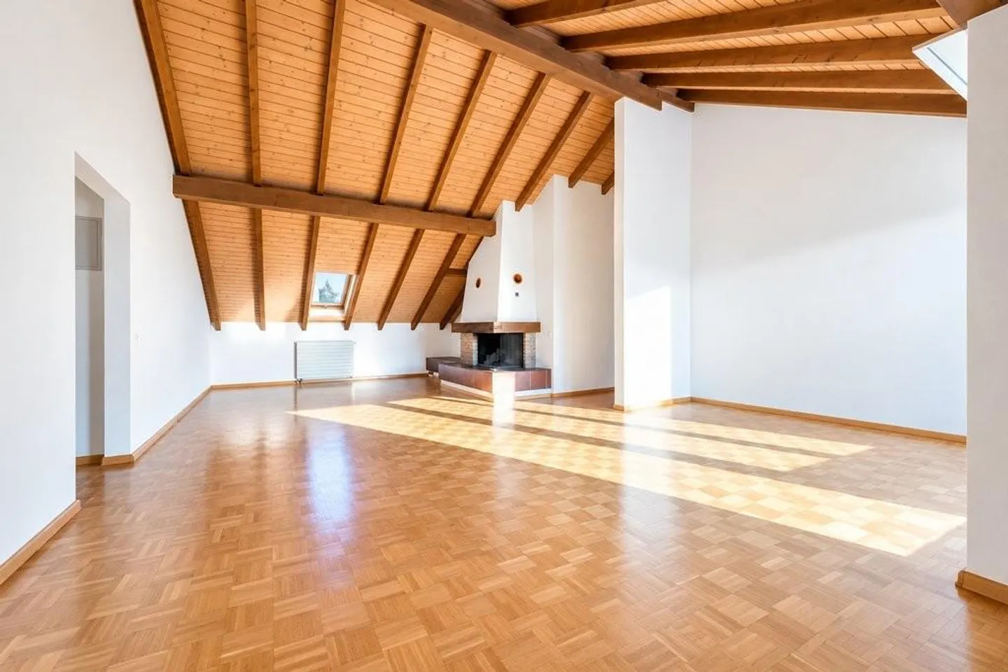 Cozy attic apartment with fireplace and balcony - Photo 4 of 10