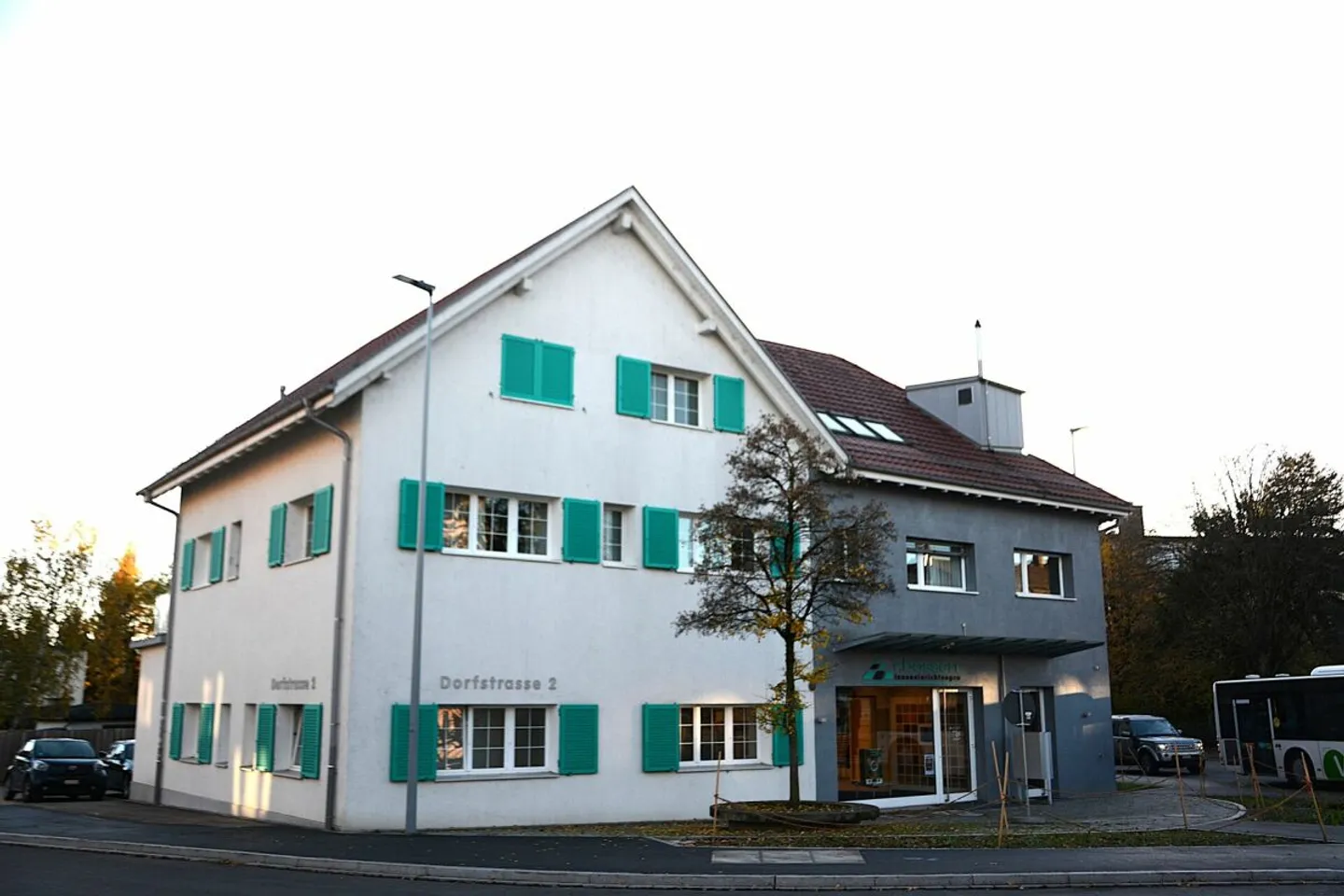 Espace commercial moderne et polyvalent dans un emplacement de choix au cœur de Brüttisellen - Photo 2 sur 11