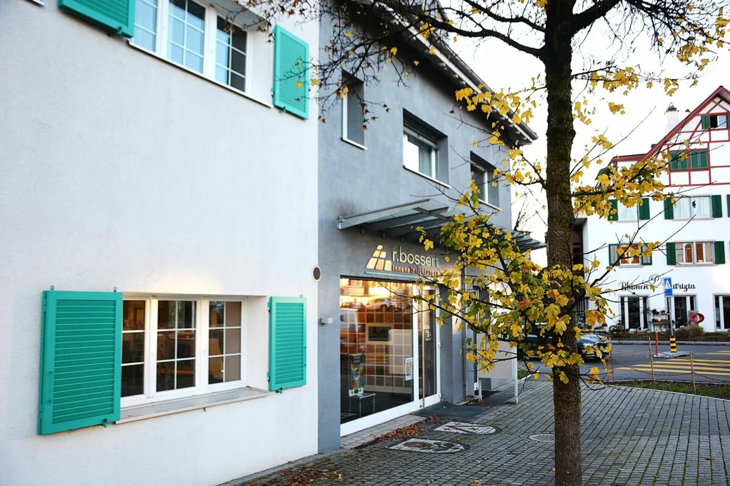 Espace commercial moderne et polyvalent dans un emplacement de choix au cœur de Brüttisellen - Photo 3 sur 11