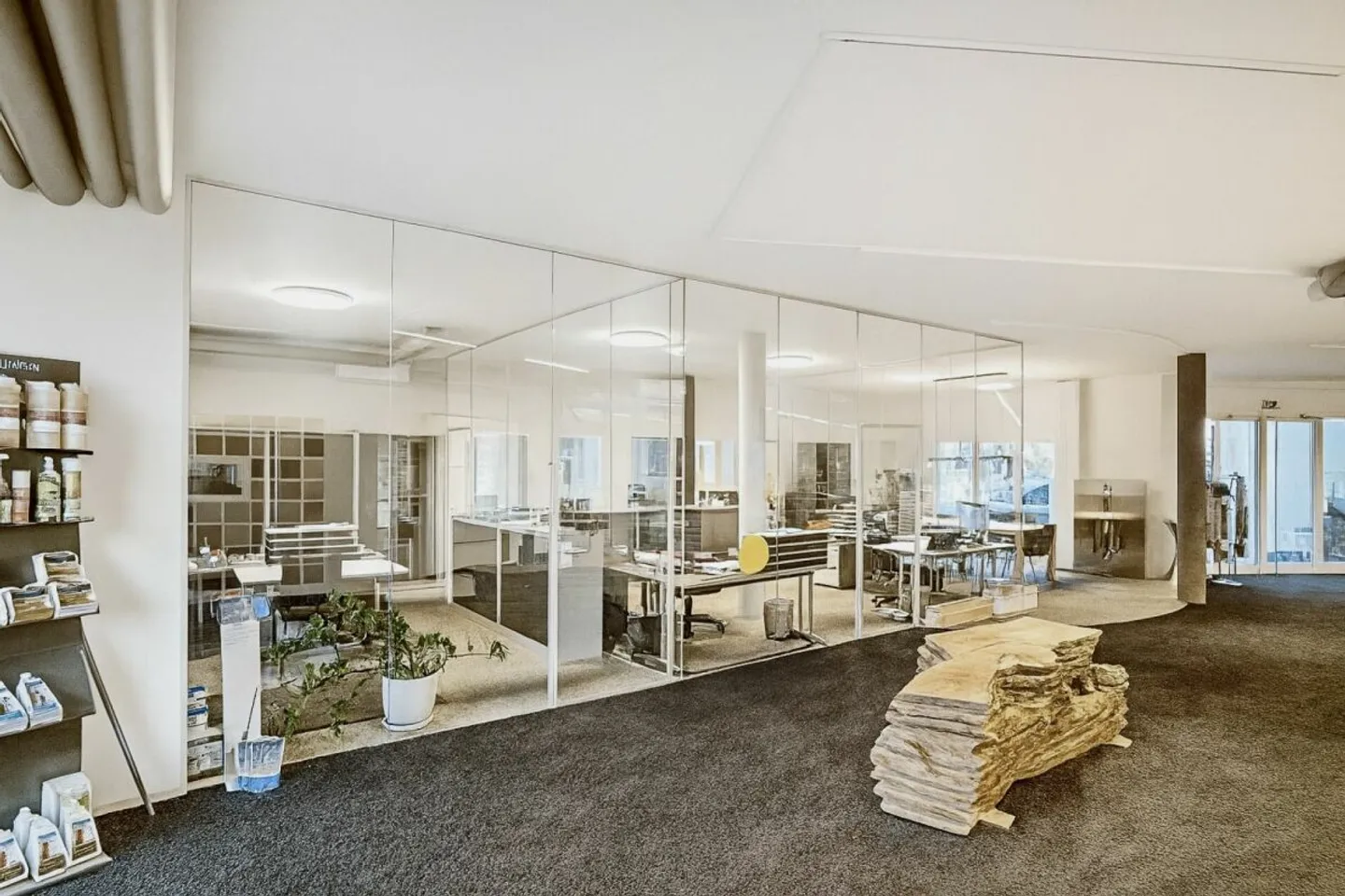 Espace commercial moderne et polyvalent dans un emplacement de choix au cœur de Brüttisellen - Photo 4 sur 11