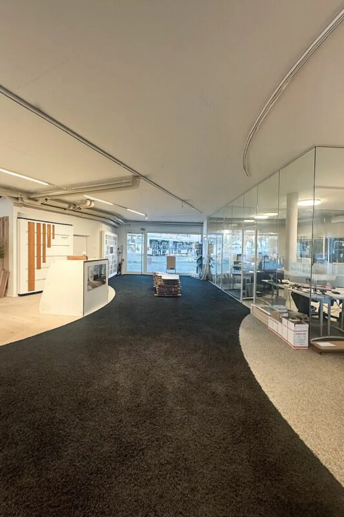 Espace commercial moderne et polyvalent dans un emplacement de choix au cœur de Brüttisellen - Photo 5 sur 11