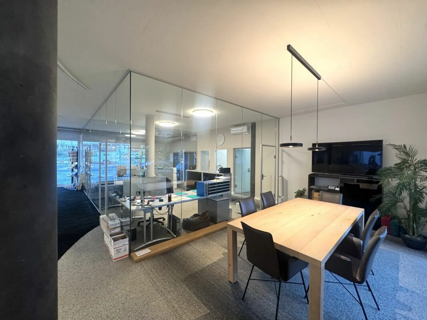 Espace commercial moderne et polyvalent dans un emplacement de choix au cœur de Brüttisellen - Photo 6 sur 11