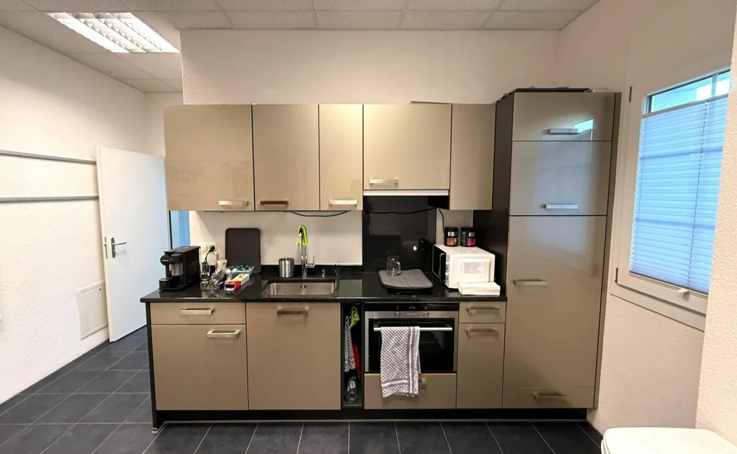 Espace commercial moderne et polyvalent dans un emplacement de choix au cœur de Brüttisellen - Photo 9 sur 11