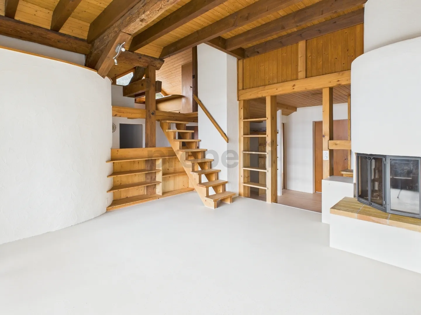 Charming 5.5-room apartment with gallery and lake view in Twann - Photo 2 of 13