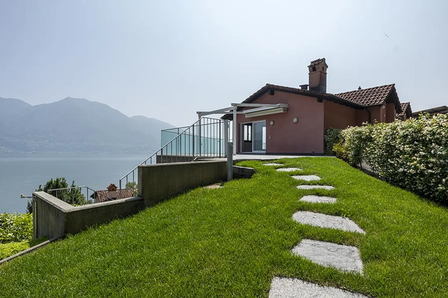 MERAVIGLIOSA CASA CON VISTA LAGO A MINUSIO - Foto 1 di 18