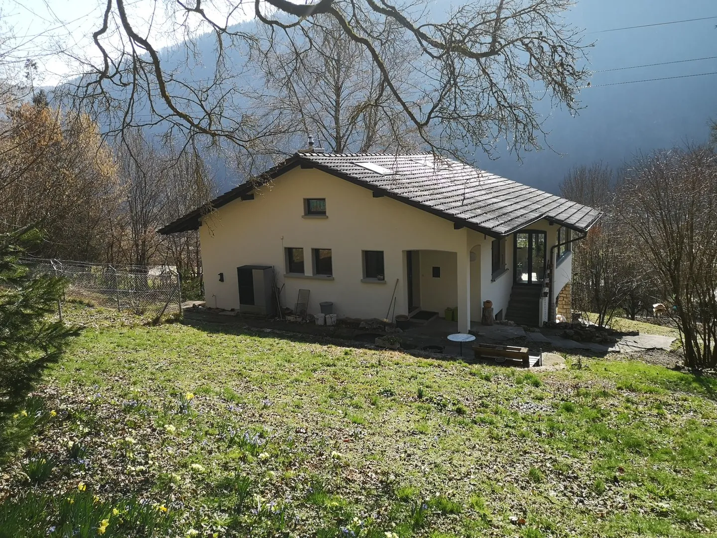 Renoviertes Haus mit großem Grundstück, Veranda, 2 Terrassen, 2 Garagen - Foto 6 von 42