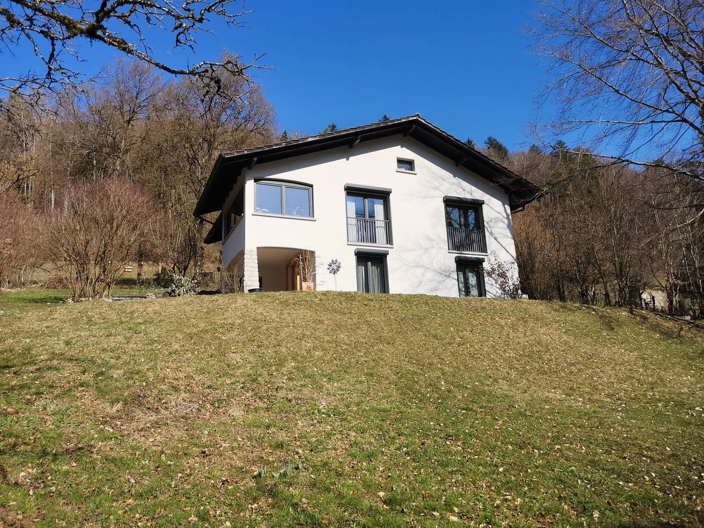Renoviertes Haus mit großem Grundstück, Veranda, 2 Terrassen, 2 Garagen - Foto 7 von 42