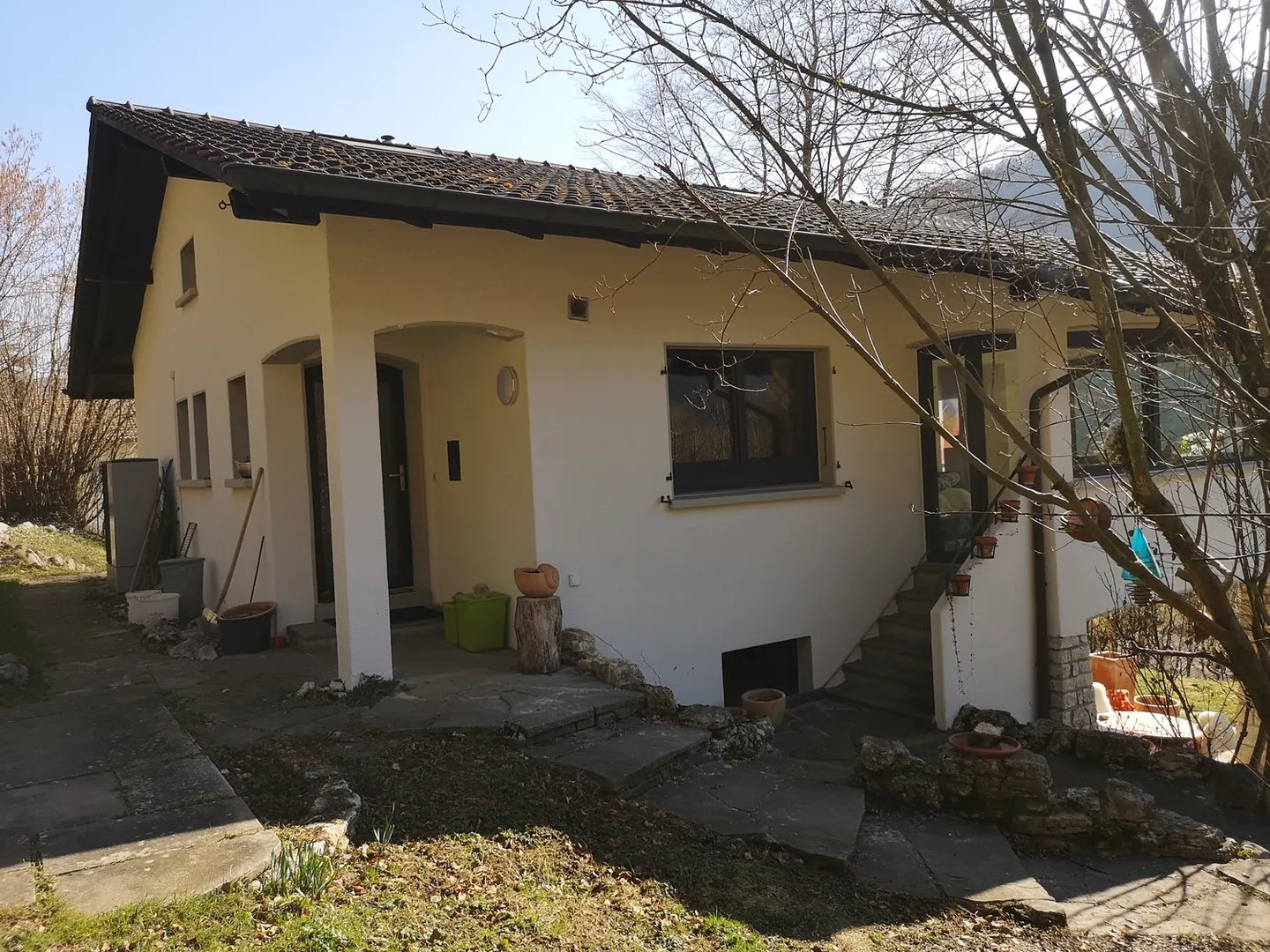 Renoviertes Haus mit großem Grundstück, Veranda, 2 Terrassen, 2 Garagen - Foto 9 von 42
