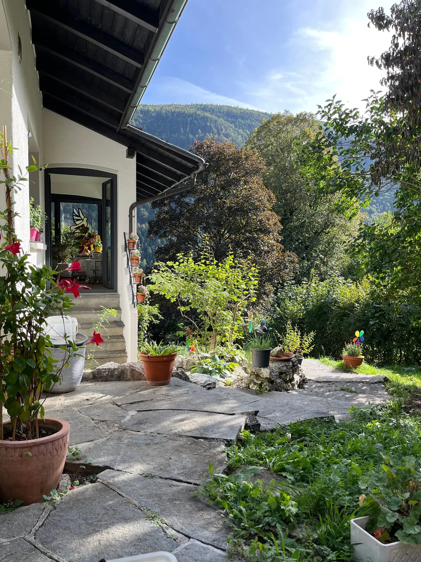 Renoviertes Haus mit großem Grundstück, Veranda, 2 Terrassen, 2 Garagen - Foto 10 von 42