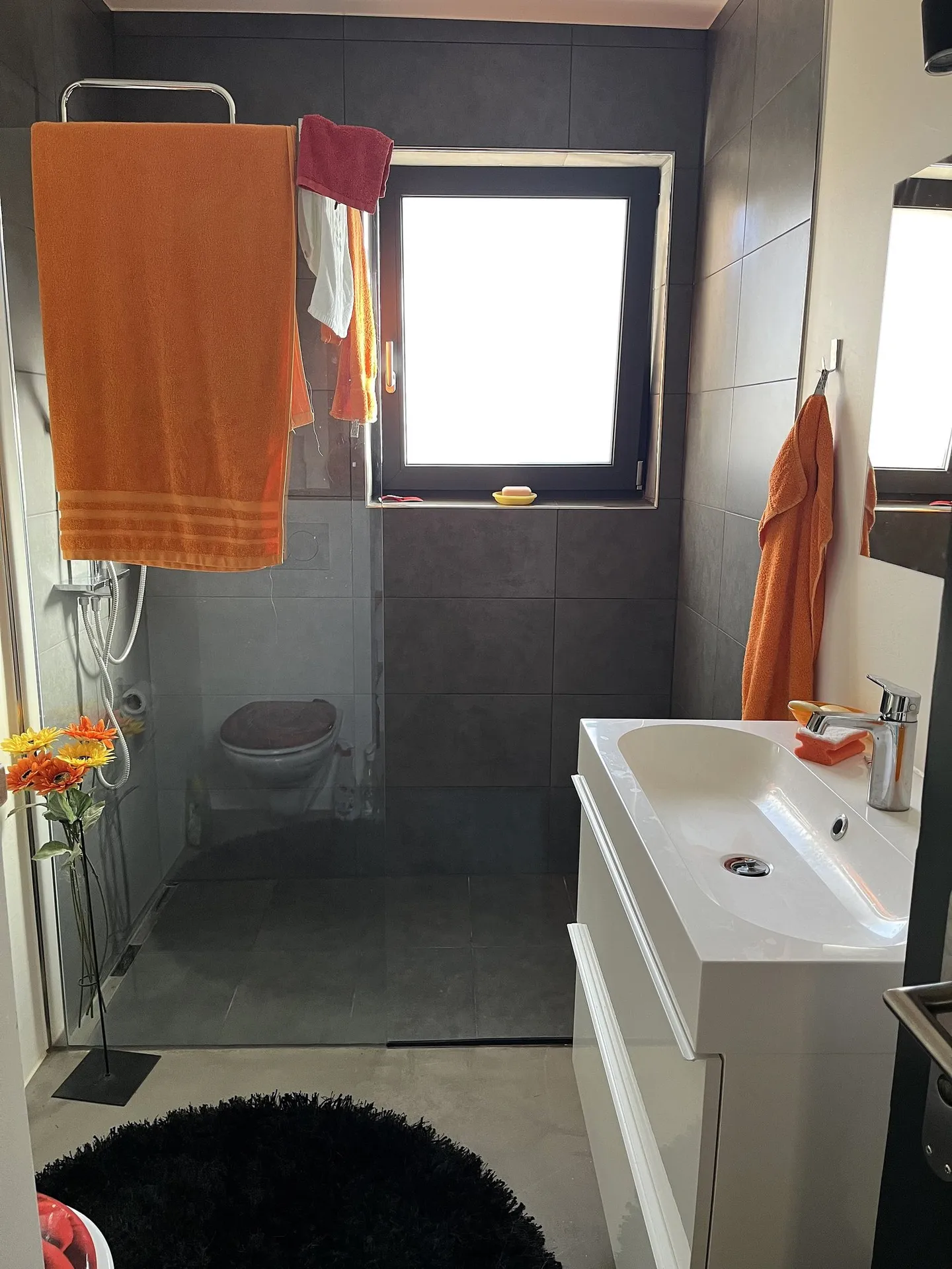 Renoviertes Haus mit großem Grundstück, Veranda, 2 Terrassen, 2 Garagen - Foto 37 von 42