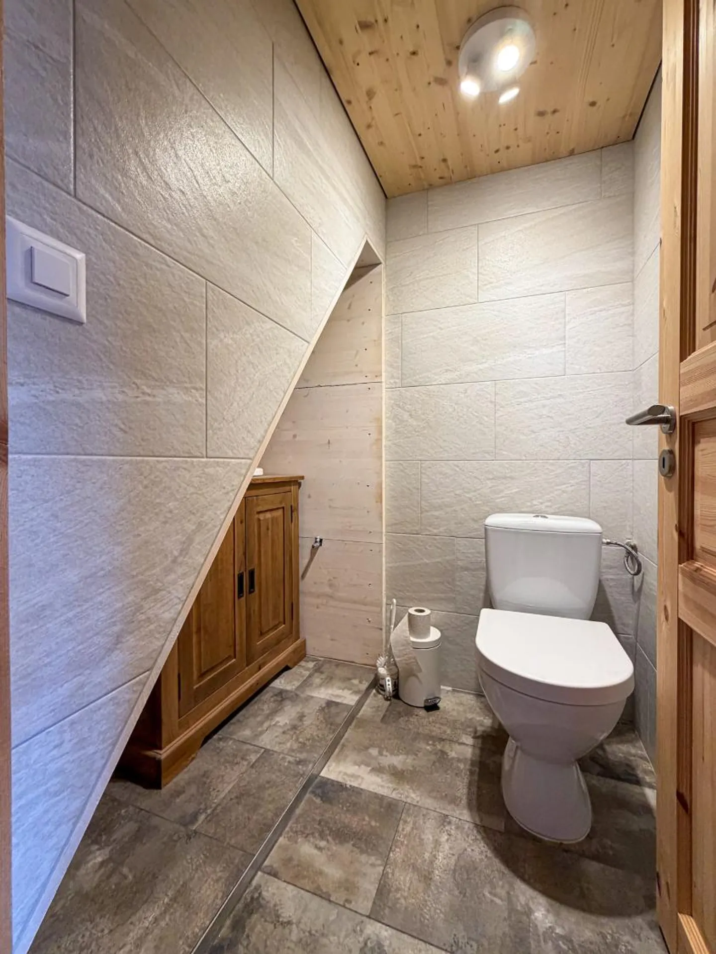Chalet magnificamente ristrutturato su un bellissimo lotto pianeggiante a Ovronnaz/VS - Foto 12 di 20