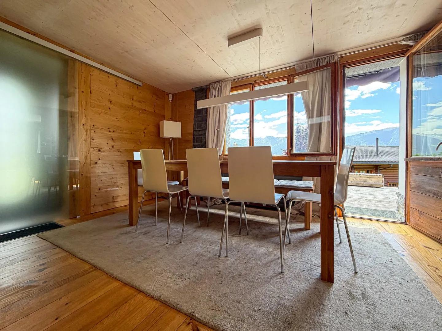 Chalet magnificamente ristrutturato su un bellissimo lotto pianeggiante a Ovronnaz/VS - Foto 4 di 20