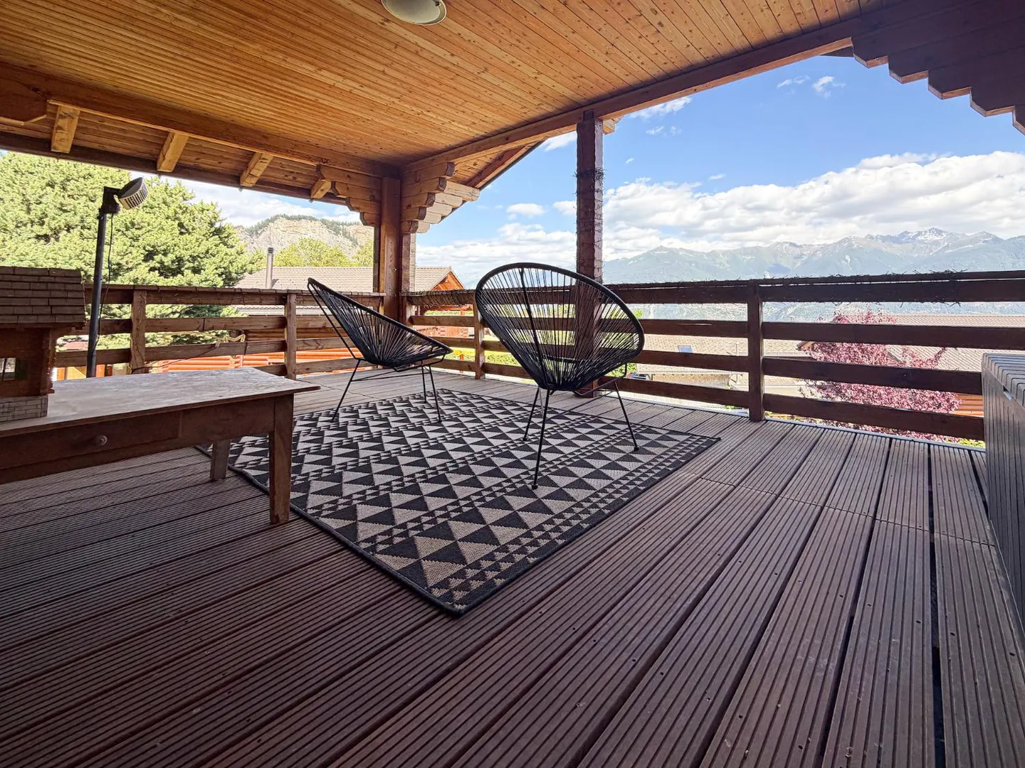 Chalet magnificamente ristrutturato su un bellissimo lotto pianeggiante a Ovronnaz/VS - Foto 14 di 20
