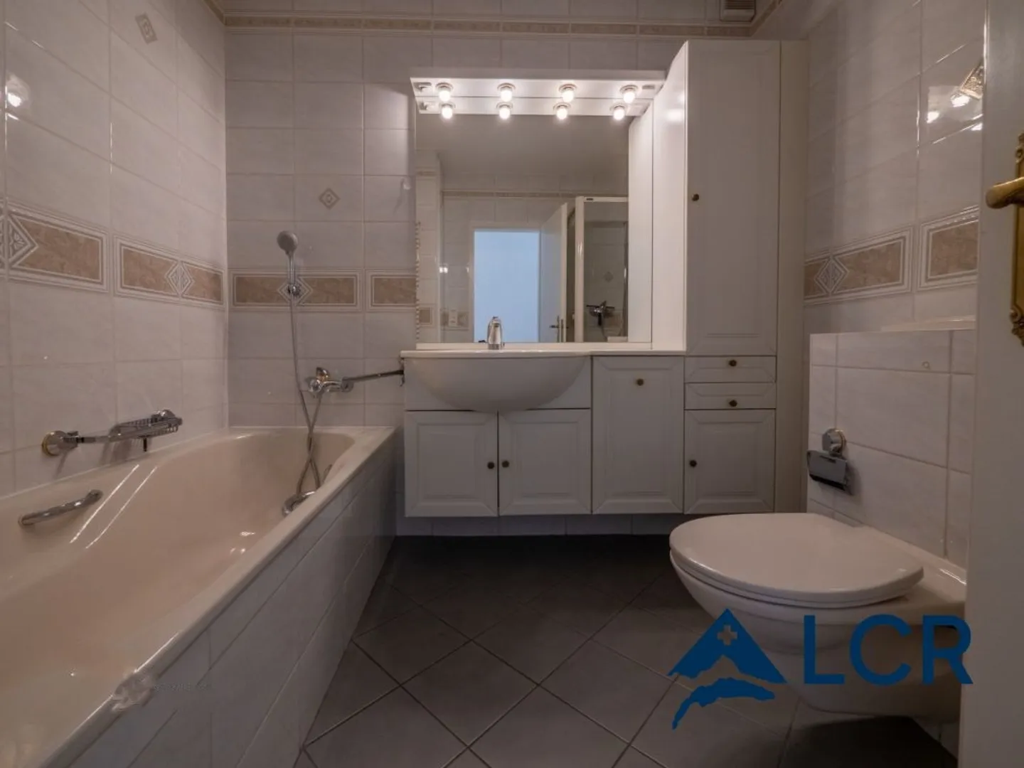 Magnificent 4.5-room apartment / 3 bedrooms / 1 bathroom / 2 balconies - Photo 7 of 13