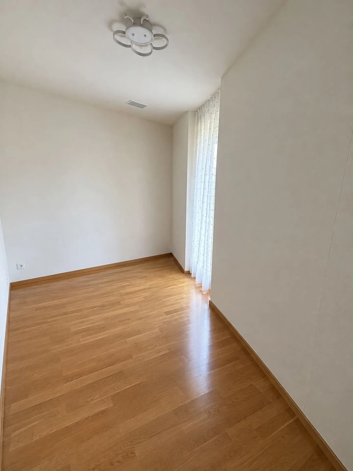 Plaza Verde - More Living Space! 2.5-Room Apartment for Rent - Photo 7 of 9
