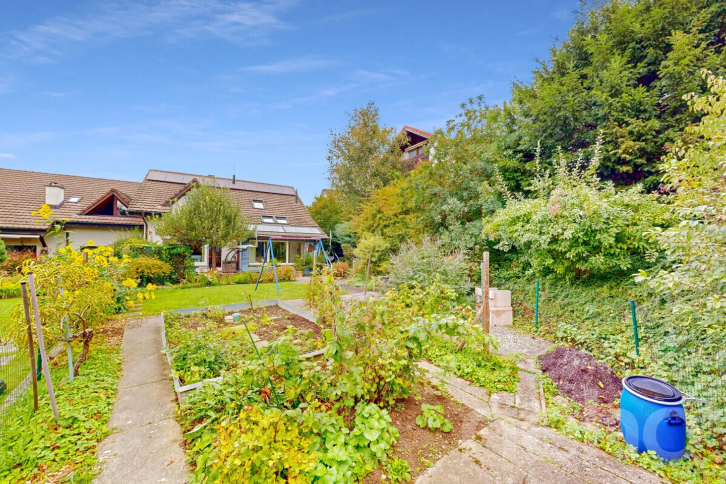 Sehr gepflegtes Doppeleinfamilienhaus mit gemütlichem Garten - Foto 2 von 12