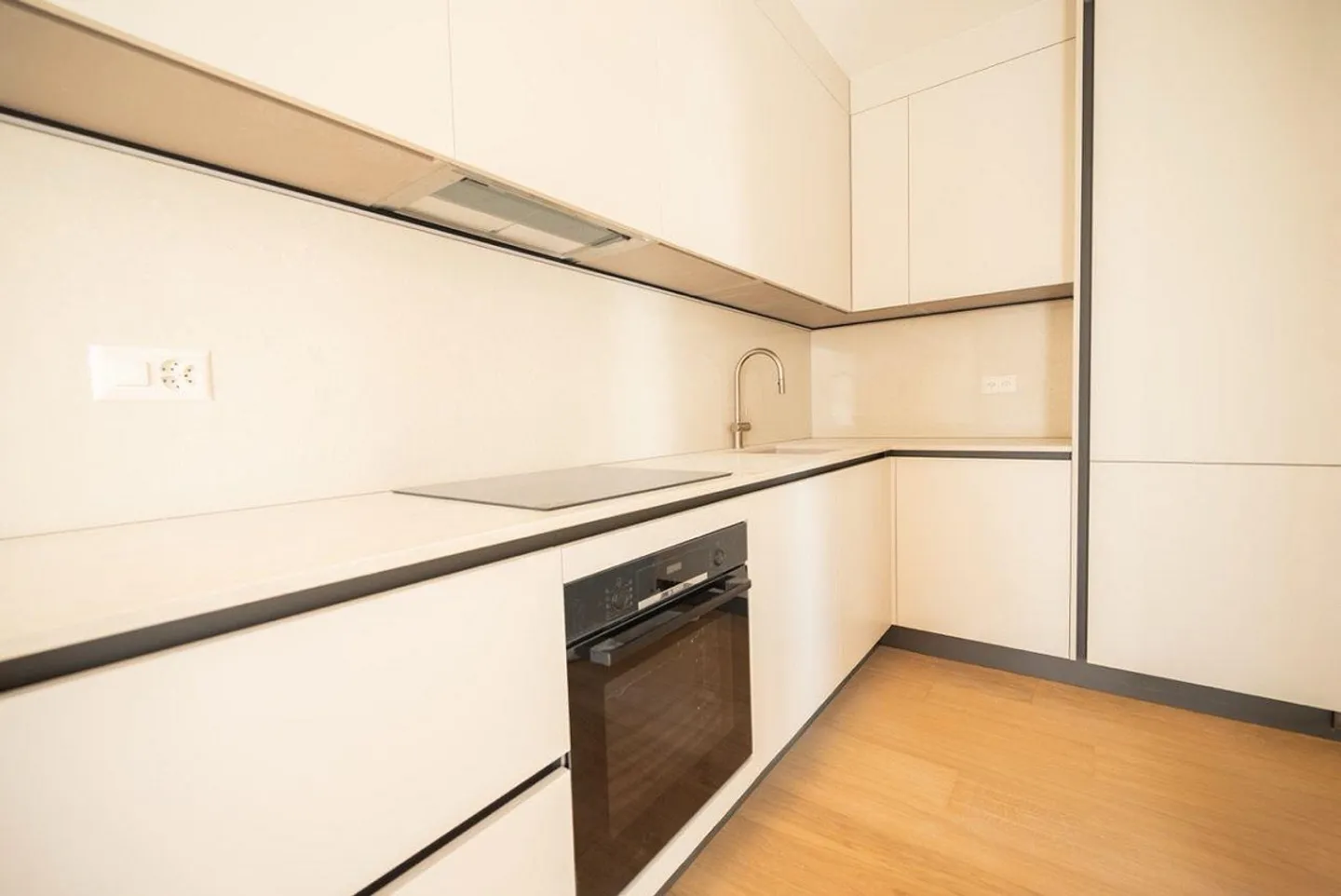 For rent: 2.5-room apartment with balcony and cooling - Photo 3 of 8