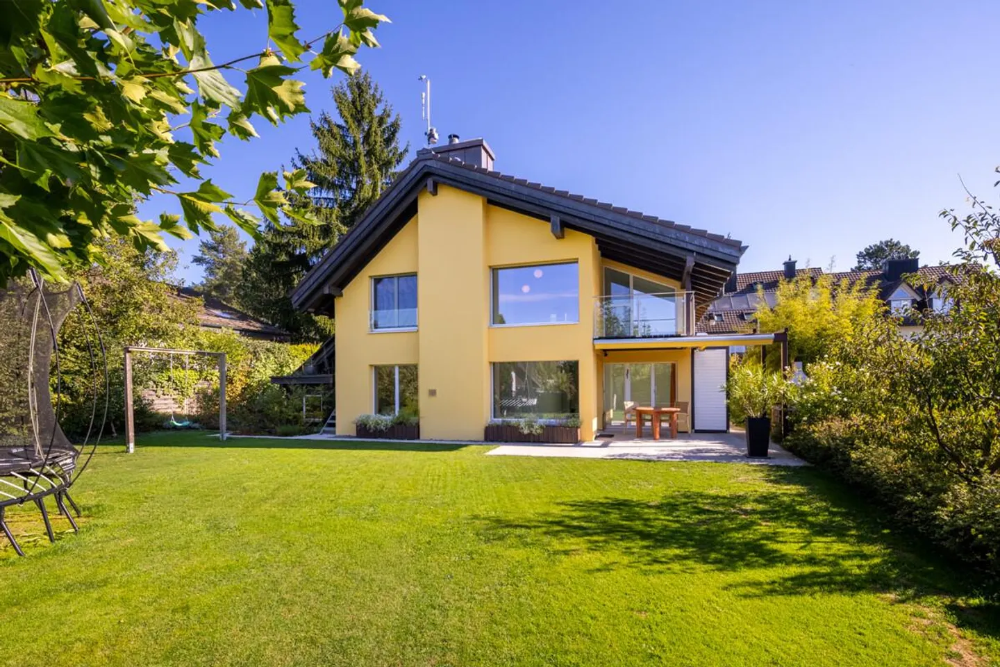 Hirzel: Single-family house with beautiful garden - Photo 1 of 5
