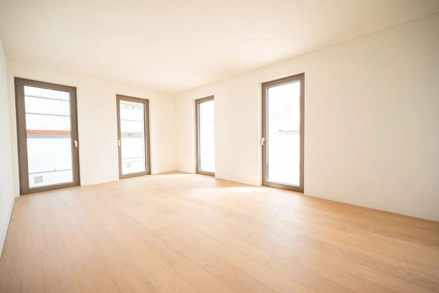 For rent: 2.5-room apartment with balcony and cooling - Photo 2 of 8
