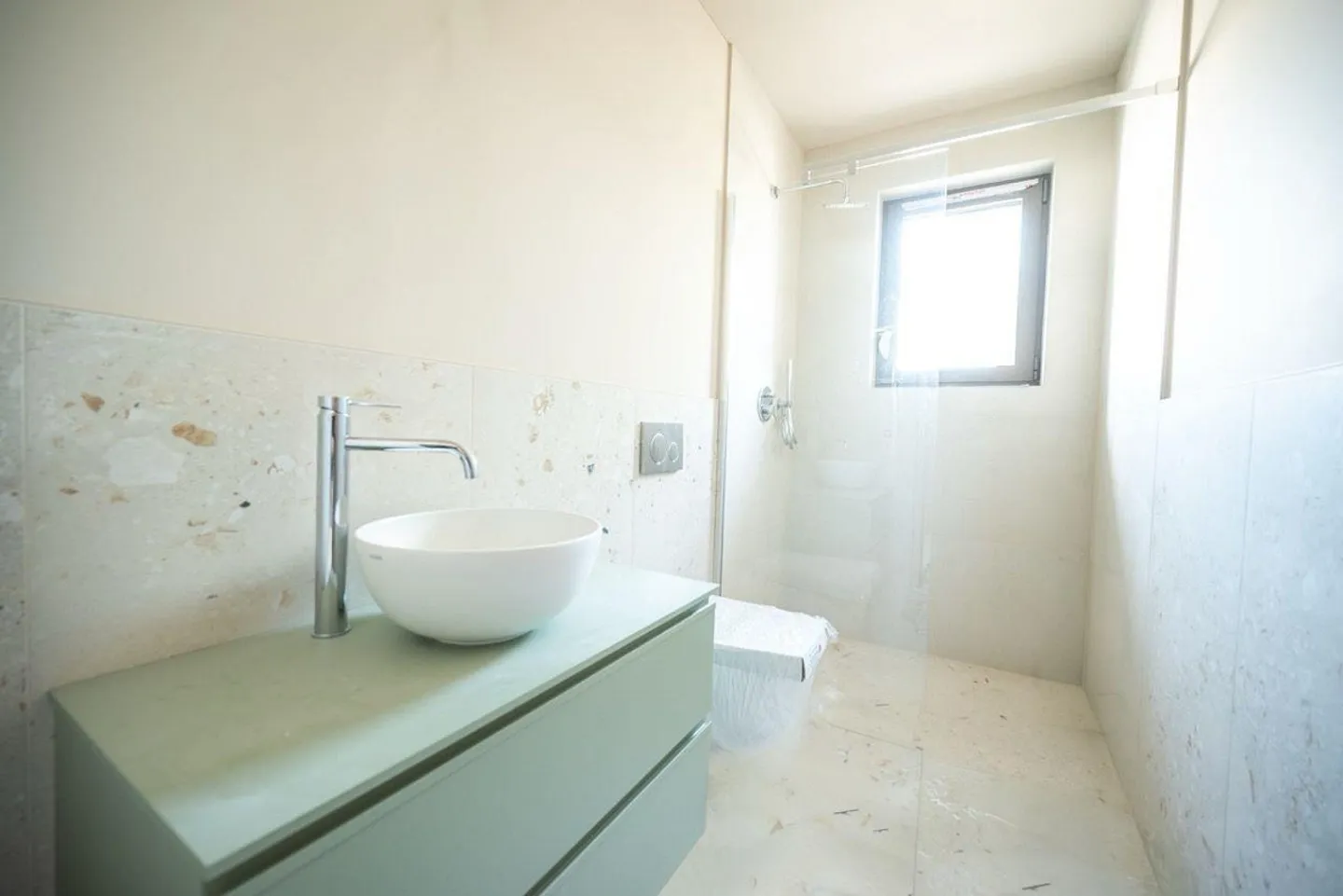 For rent: 2.5-room apartment with balcony and cooling - Photo 5 of 8