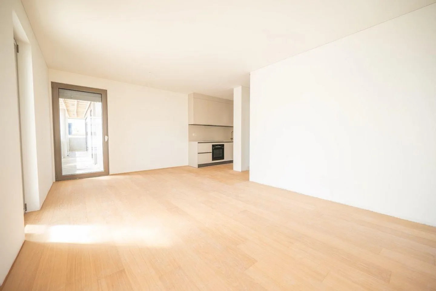 For rent: 2.5-room apartment with balcony and cooling - Photo 1 of 8