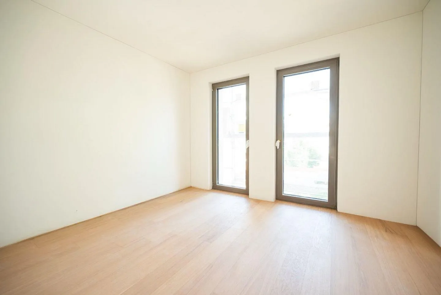 For rent: 2.5-room apartment with balcony and cooling - Photo 4 of 8